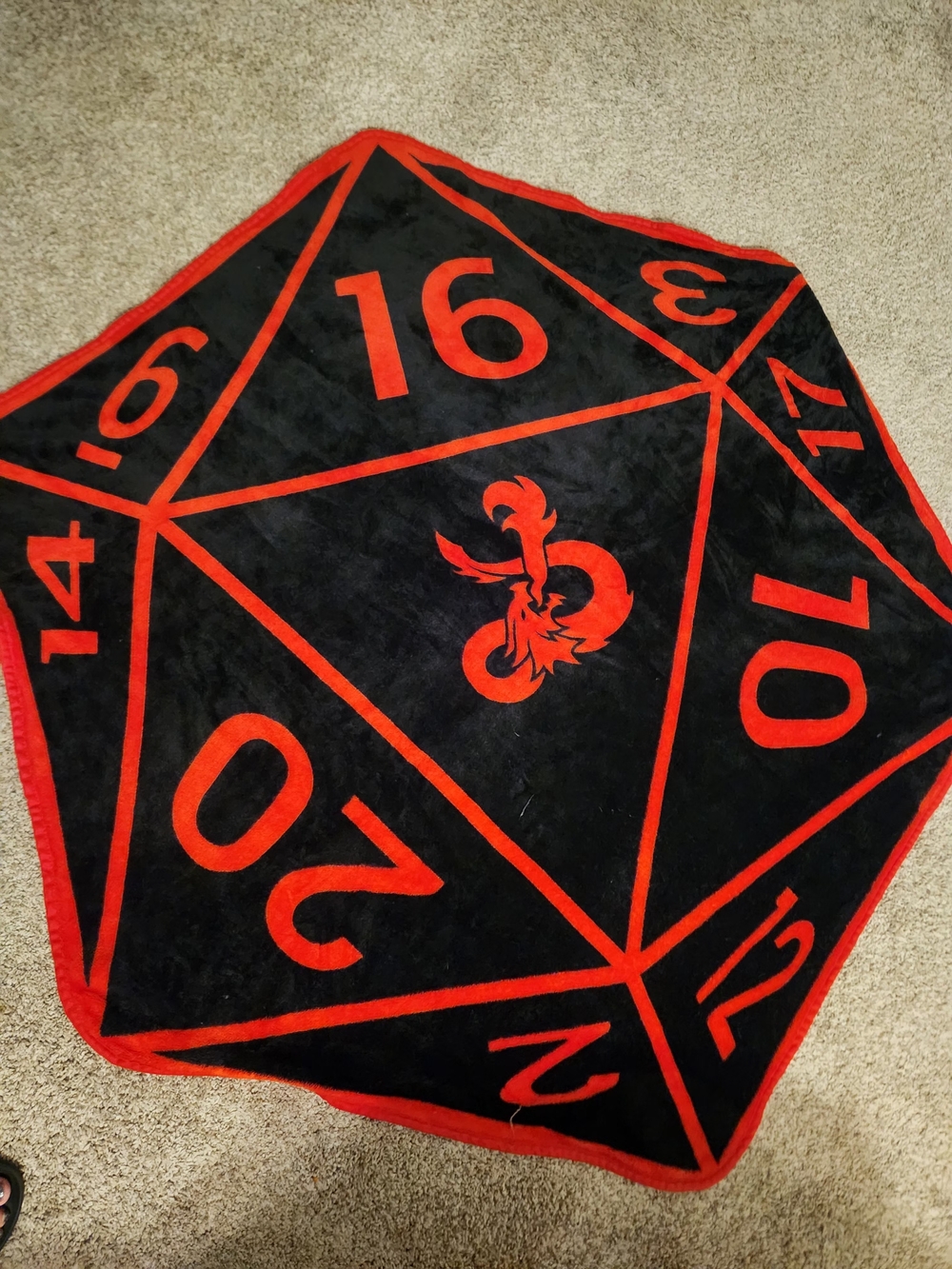 Dungeons & Dragons Dice Throw Blanket - Picture 5 of 6